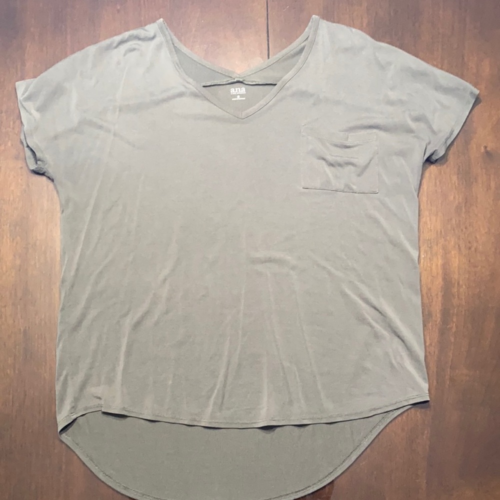 Flowing t-shirt. It is a small however fits a little bigger than a small
